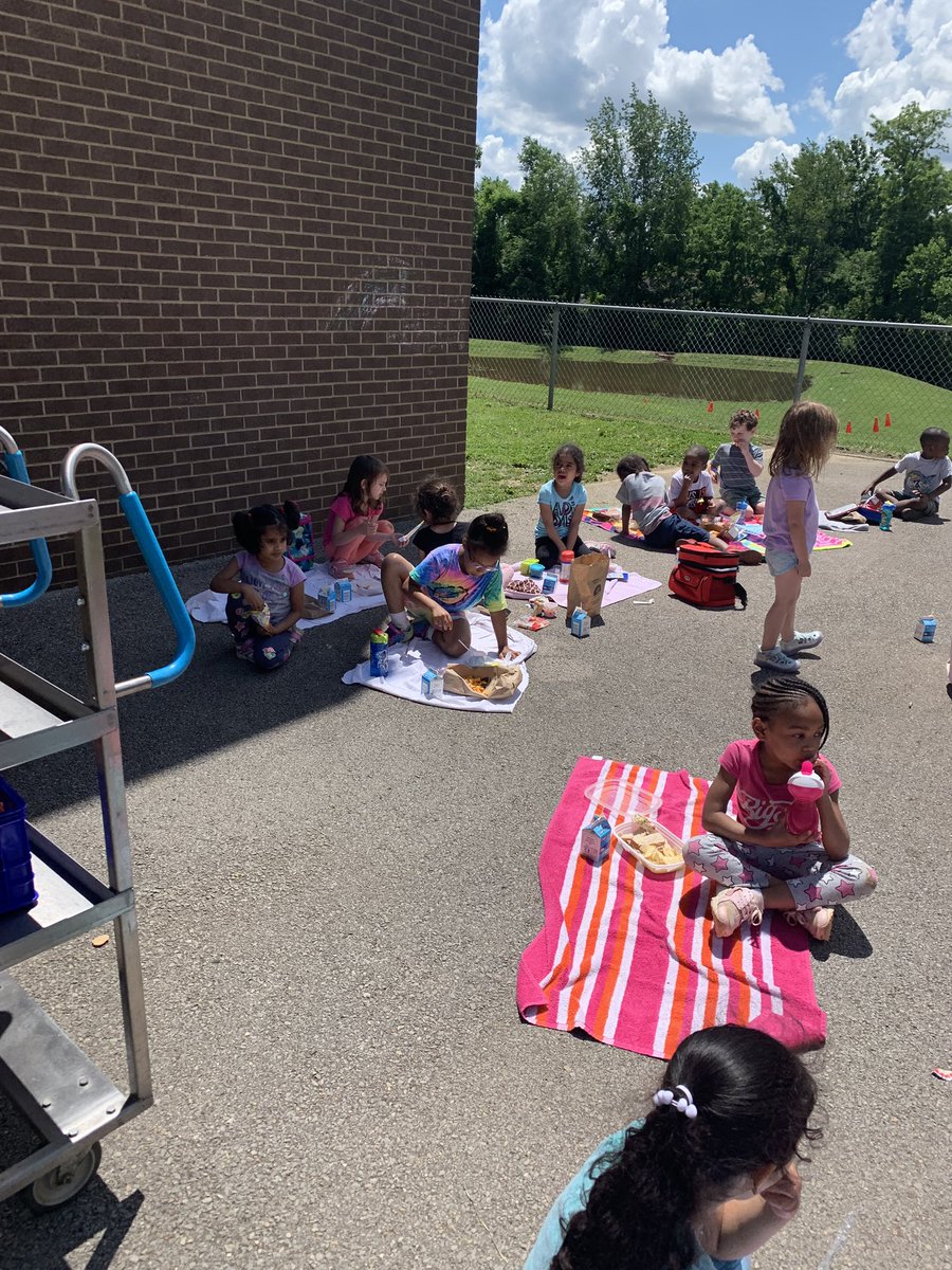 MrsAlexECH's tweet photo. Beautiful day for field day!! Thanks again @ChanceyPhysEd  for an amazing day!!! @ChanceyChat @JCPSEARLY https://t.co/fKwcyoVAvl