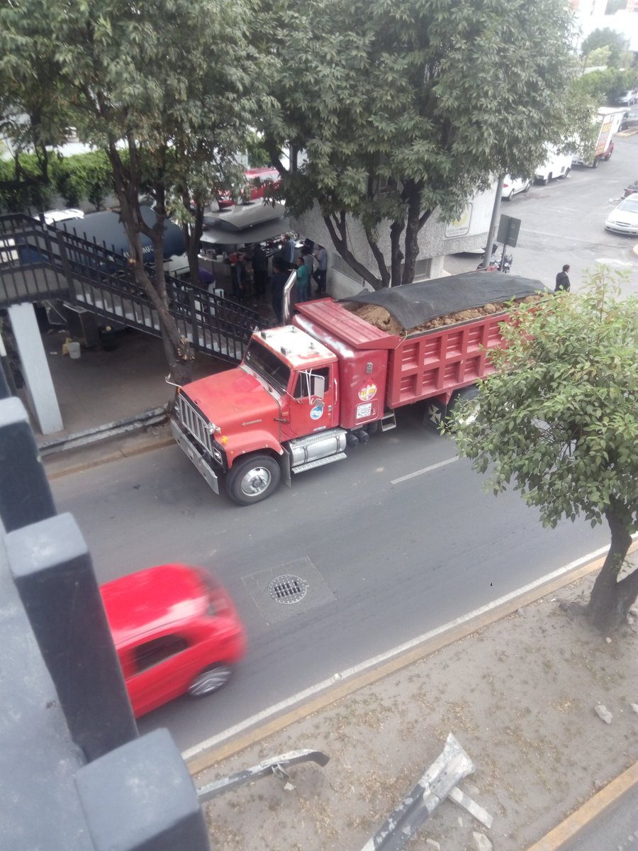 tenejapanboy's tweet photo. Otra de la #TaqueriaRomo, aparte de desperdiciar agua a su antojo. Ayuda a elevar lis #imecas pues los camiones de carga estorban al estacionarse en el carril lateral, donde está prohibido. @SSP_CDMX @UCS_GCDMX #JesusOrta @Claudiashein https://t.co/vDzcmxxJ4J