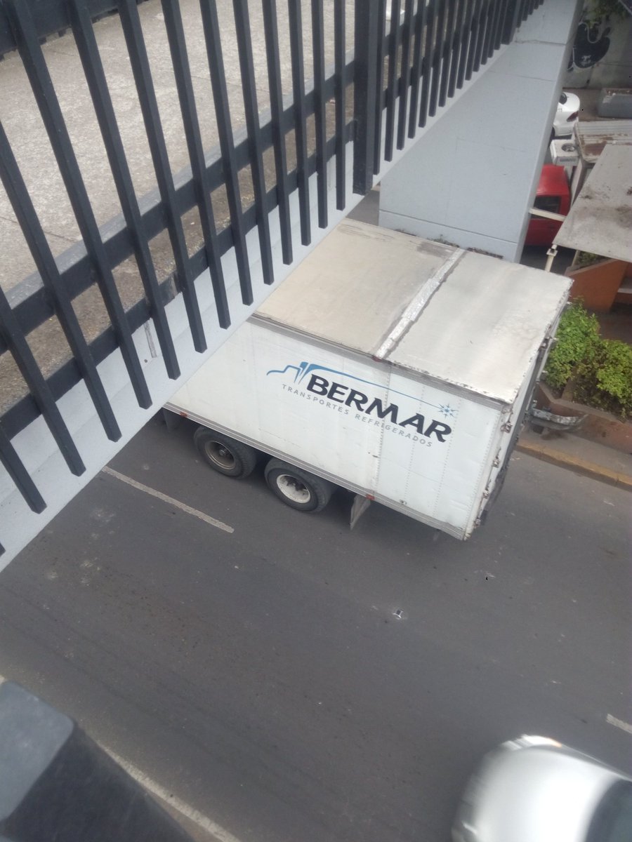 tenejapanboy's tweet photo. Otra de la #TaqueriaRomo, aparte de desperdiciar agua a su antojo. Ayuda a elevar lis #imecas pues los camiones de carga estorban al estacionarse en el carril lateral, donde está prohibido. @SSP_CDMX @UCS_GCDMX #JesusOrta @Claudiashein https://t.co/vDzcmxxJ4J