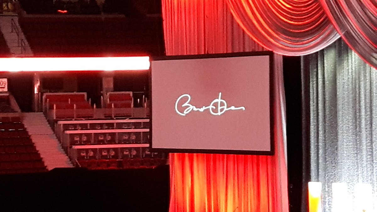 TrendifyLive's tweet photo. The stage is set for a conversation w/ President Barack Obama to start 7pm at @CanadianTire for now the music is great! Come Down by Anderson & paak! #ObamainOttawa #TrendifyLive, https://t.co/FDc0tQw9P2