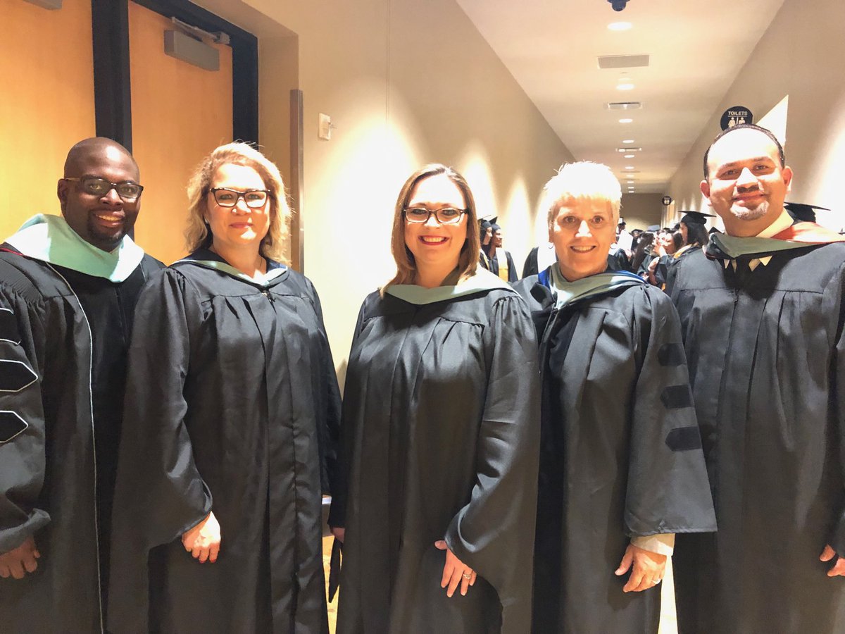 LLucey11's tweet photo. Look who is ready to celebrate ⁦@IrvingHigh⁩ Class of 2019! ⁦@IrvingISD⁩ https://t.co/86c5Oe8APw