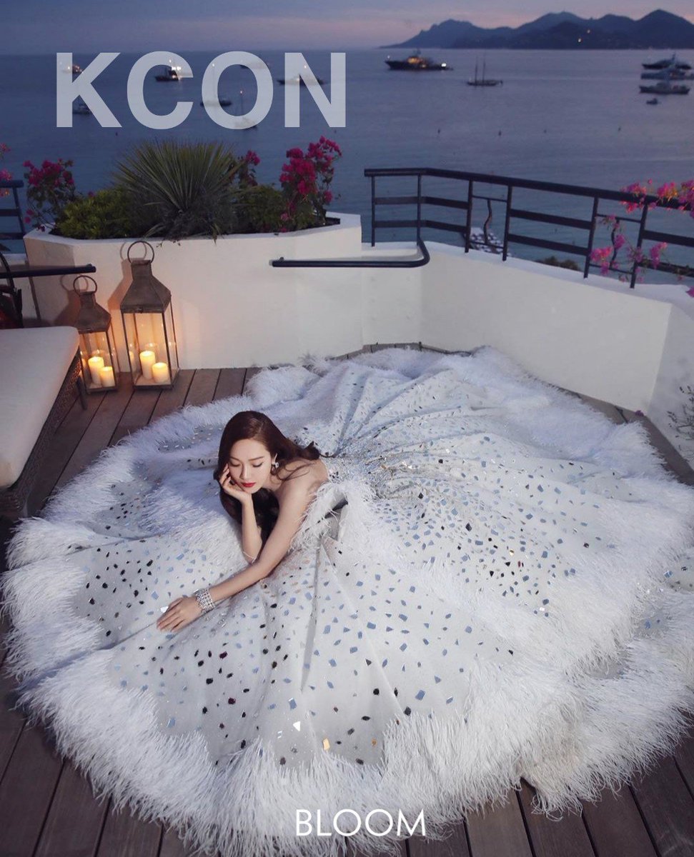 BLOOMOFFI's tweet photo. #LETSFKCON #KCONFK2019

¡Aquí estoy lista para presentarme en la KCON realizada por @mnetfk!
Dejo por aquí mi vestido para el evento con una foto sacada en una terraz muy bonita del recinto. <3 https://t.co/VuMjdjjW98