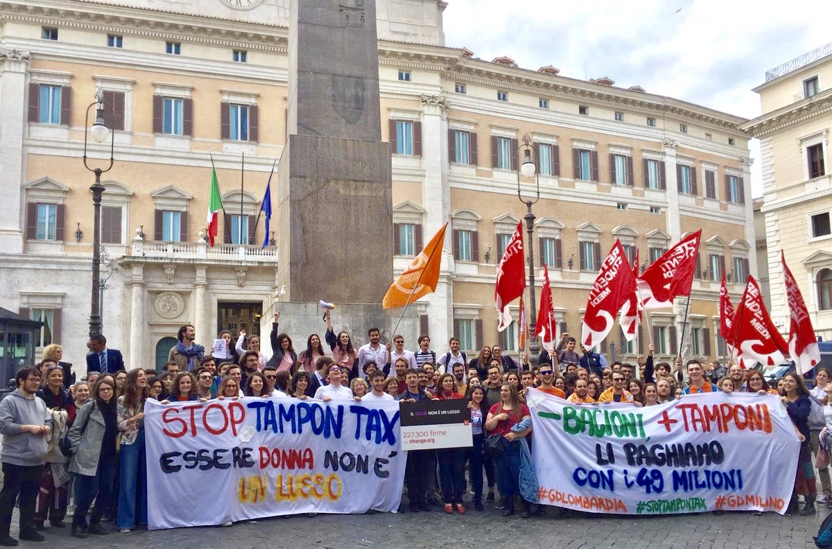 lucianonobili's tweet photo. In piazza a @Montecitorio al fianco delle ragazze di @OndeRosa per dire STOP alla #TamponTax, una battaglia condivisa e portata in aula dal @pdnetwork e bocciata da #Lega e #M5S. Una battaglia di donne e uomini, insieme. 
Nonostante #DiMaio e #Salvini, il futuro non è un lusso. https://t.co/djSLksQL3b