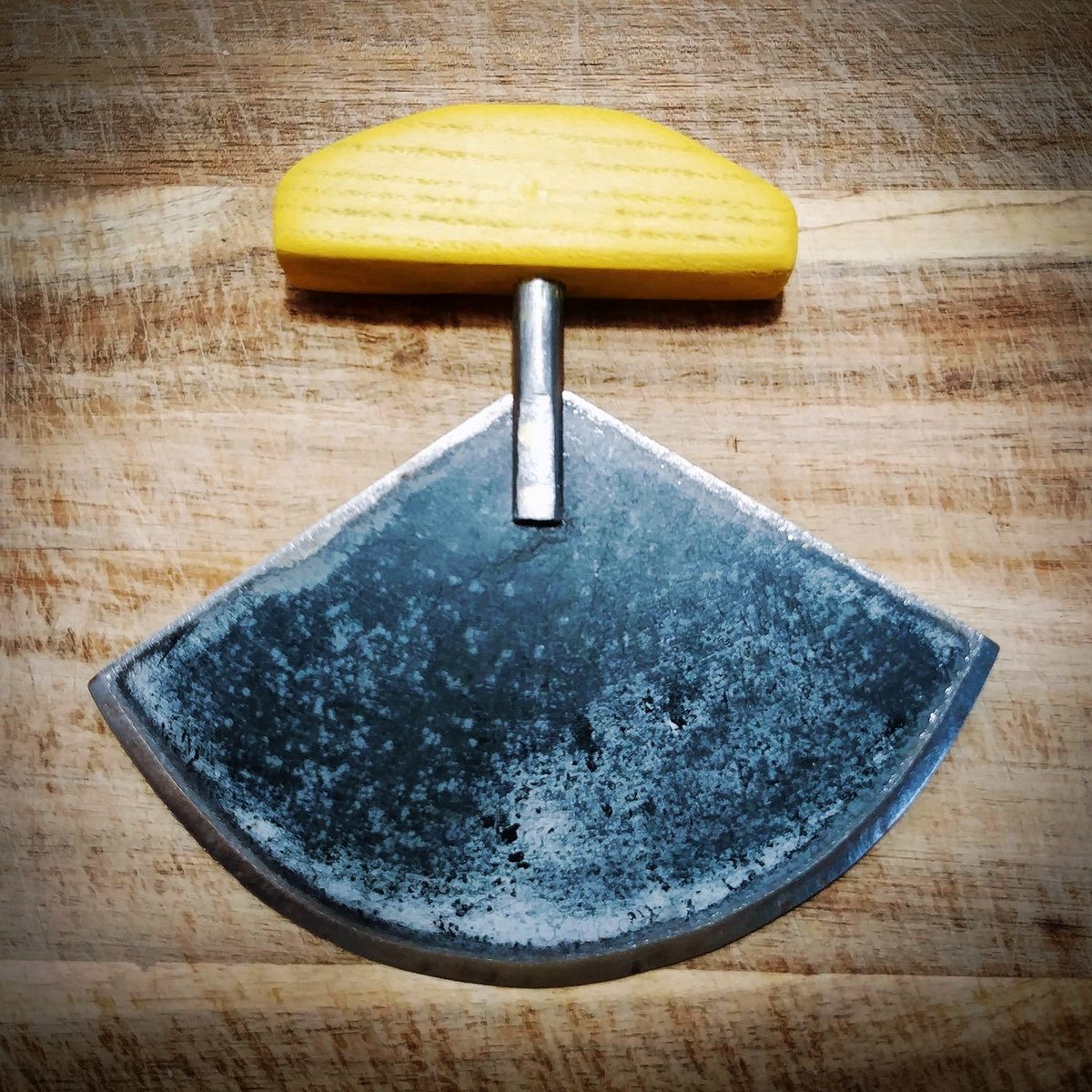 art_inuk's tweet photo. New colour π#ulu #uluit #inuitart #knifemaker #knives #urbaninukart #urbaninuk #upcycle #salvage #wastenotwantnot #trashintoart #metalwork #woodwork #inuk #inuit #kitchenwear #inuitlife #ecofriendly https://t.co/ebVyYuJfy0