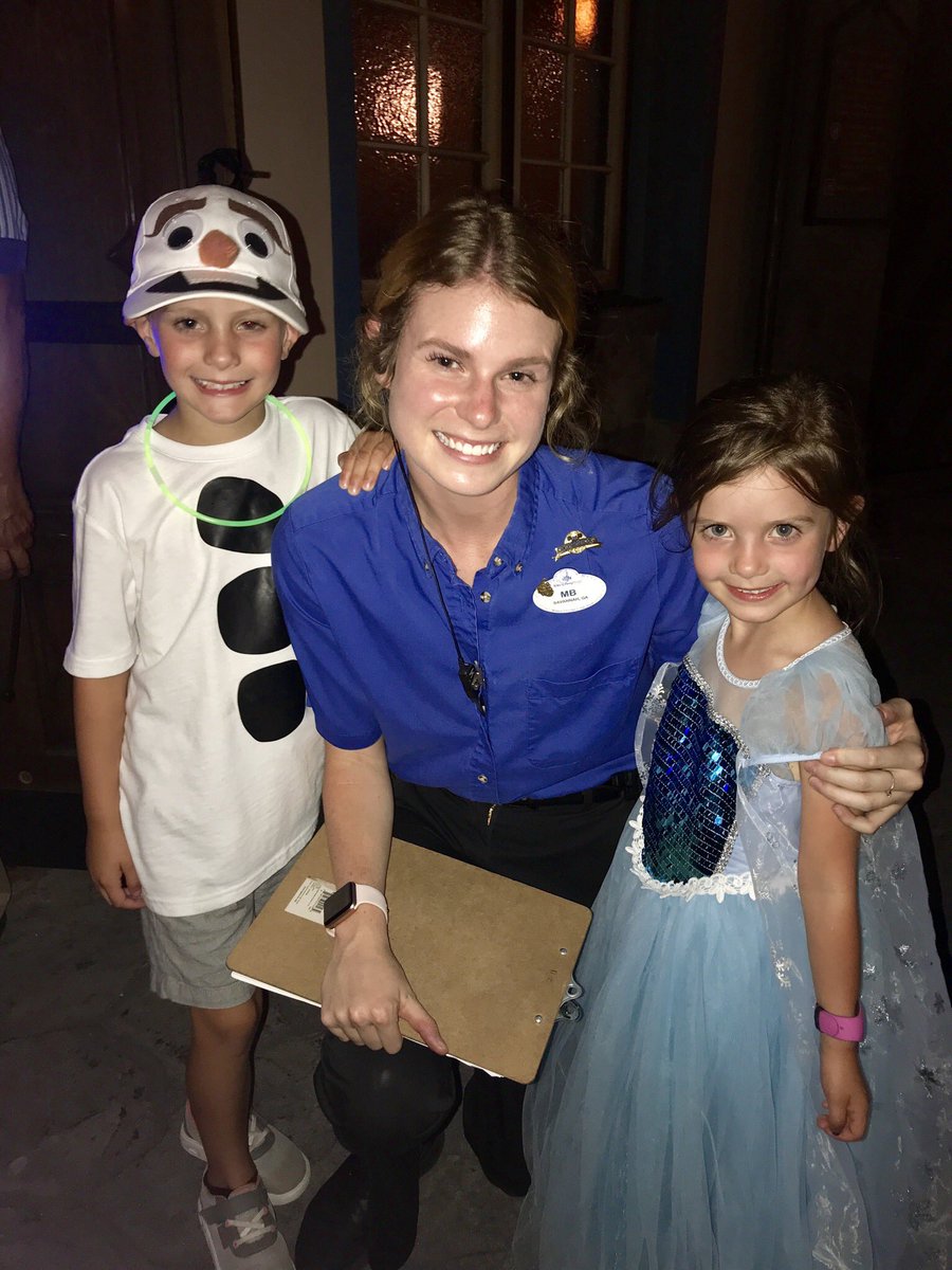 heatherjwalker's tweet photo. #CastCompliment #MB #Mercedes #frozendessertparty #DisneyMagic thank you to these two wonderful ladies for making our night extra special ❄️💙❄️💙 https://t.co/6XtfINeHke