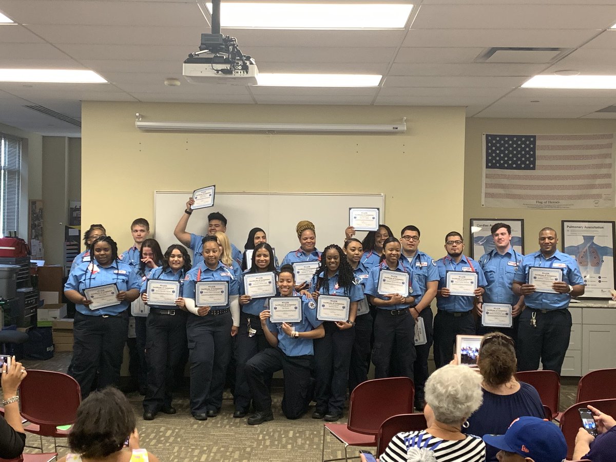 ITech_G's tweet image. @EliteAmbulance Congratulations class of Spring 2019. #EMTBasic 🌡💊💉🏥 🚑