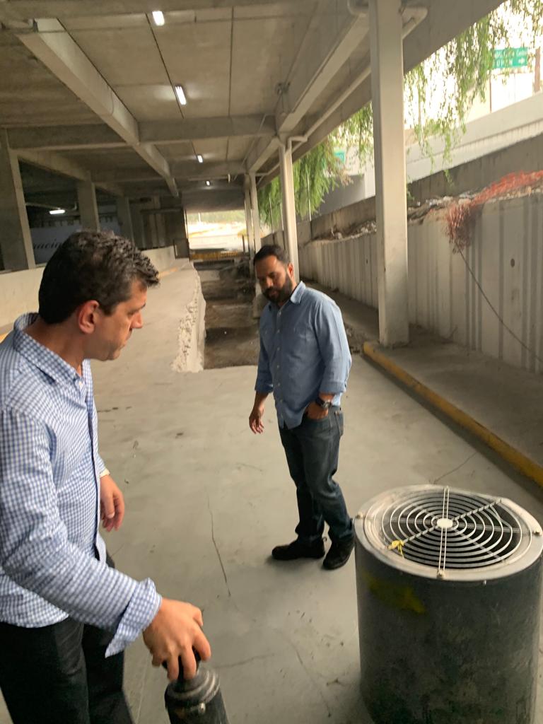 rosjesus7's tweet photo. @Trafico_ZMG que miedo tienen en Plaza Patria? Tome esta foto mientras llovía,  y me cuestionaron por que tomaba fotos, después me mandaron a que me siguiera la persona que está en la foto. A que le tienen miedo? Así juegan a intimidar!!! Que piensan usuarios de esta plaza!!!! https://t.co/dKse24NXG0