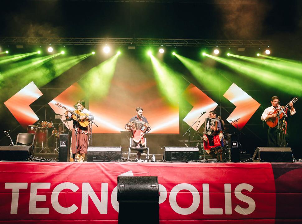 TecnopolisArg's tweet photo. ¡A pura música! #MaratónDeRecitales
✅ Mañana desde las 16h mirá online los shows de @juaninga, @grupotupa,@losalonsitos_,@MartinezRiera y #TiloEscobar!
Las mejores bandas que sonaron en #Tecnópolis ahora en todos tus dispositivos. 
👉 https://t.co/6M4J2FpeF4 https://t.co/rC0tzqJO86