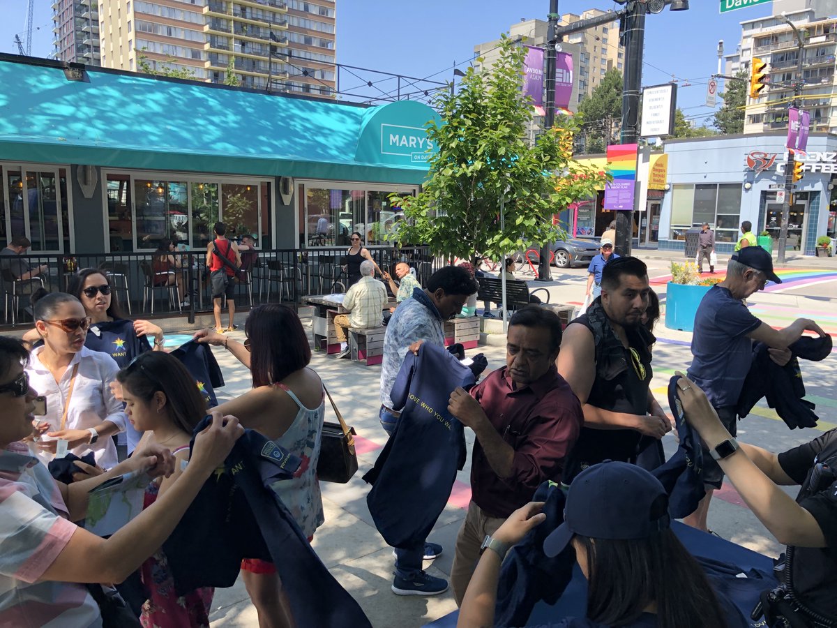 daleq2075's tweet photo. 400+ T's given out to community today @jimdevaplaza supporting #inclusion in sports #lovewhoyouwant #playwhatyouwant #copwhocares 👮‍♂️♥️🏳️‍🌈 https://t.co/d5n9XcMmwP