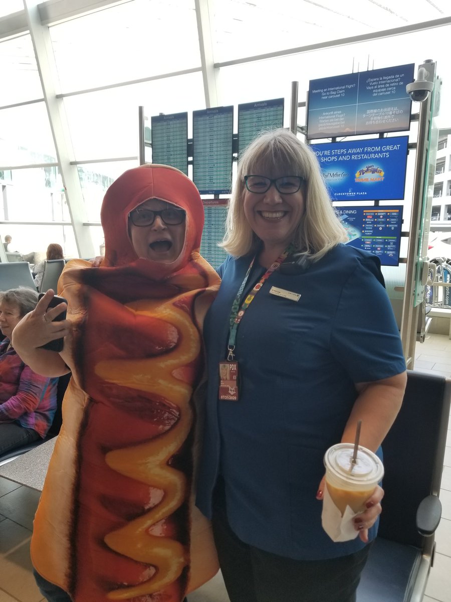 ToadsWife's tweet photo. There's a reason we call it The PDX Fun House. #keepPortlandweird #hotdoglady #whyiloveao @weareunited #teamPDXrocks https://t.co/0lCelo2BFk