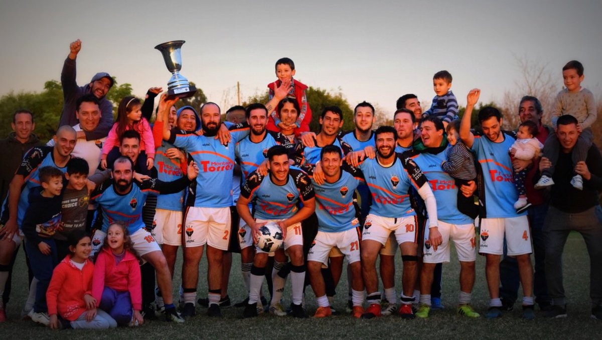 #Serie2 #A <a href="/NiideaFG1/">Ni idea F. G.</a> se coronó campeón al golear a #SanCristóbal.
Felicitaciones campeón!