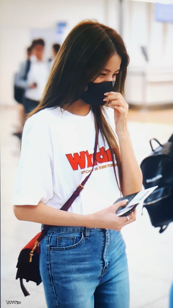 kimsojeong_com's tweet photo. 190601 인천공항 출국 프리뷰
몸 조심히 다녀오기 😊🙏
#여자친구 #GFRIEND #소원 #sowon @GFRDofficial https://t.co/KRFakiZ8ZF