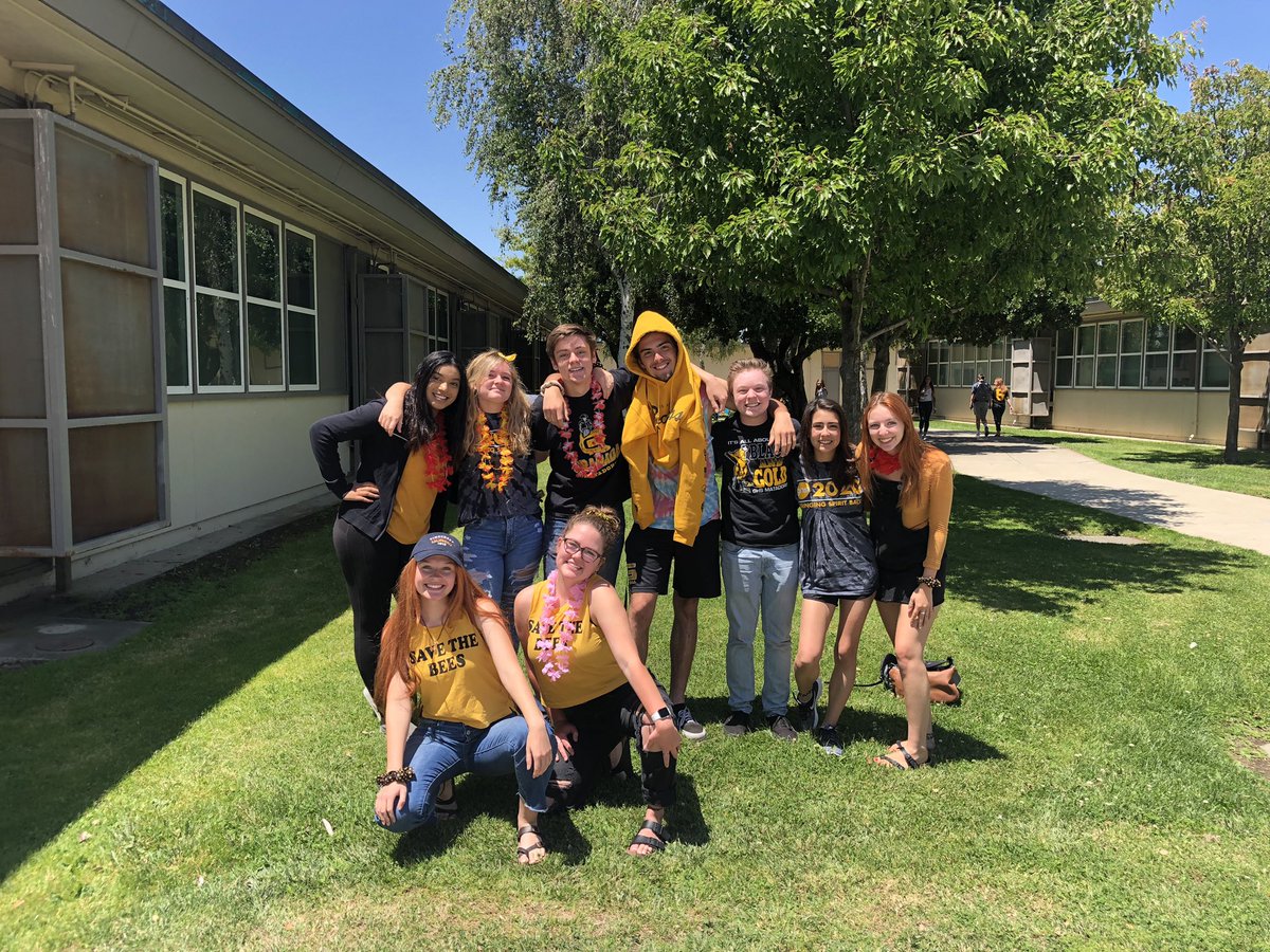 flaminflamingo2's tweet photo. Last spirit day as Juniors😰😰😰 #ghsspiritgames @GHSSpiritGamess missing: Newkirk, Kevin, Liam (happy birthday Liam), and Charlize. https://t.co/Or0jT6gpJp