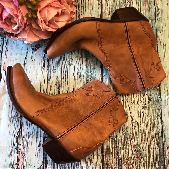 Kalsss_Poshmark's tweet photo. So good I had to share! Check out all the items I'm loving on @Poshmarkapp from @Cloverbelle3 #poshmark #fashion #style #shopmycloset #express #calvinklein #durango: https://t.co/rcCi6LBQfs https://t.co/xGY2OzrbXX