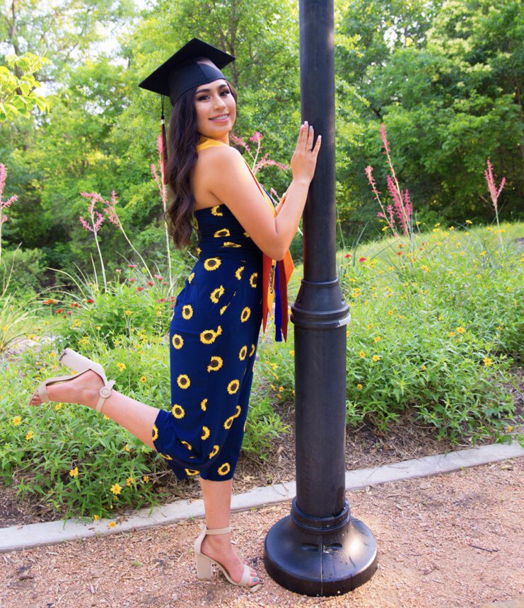 nataliexcampos's tweet photo. I can finally post these pics as a graduate🤩 #classof2019👩‍🎓 https://t.co/jBYTOcM0qh