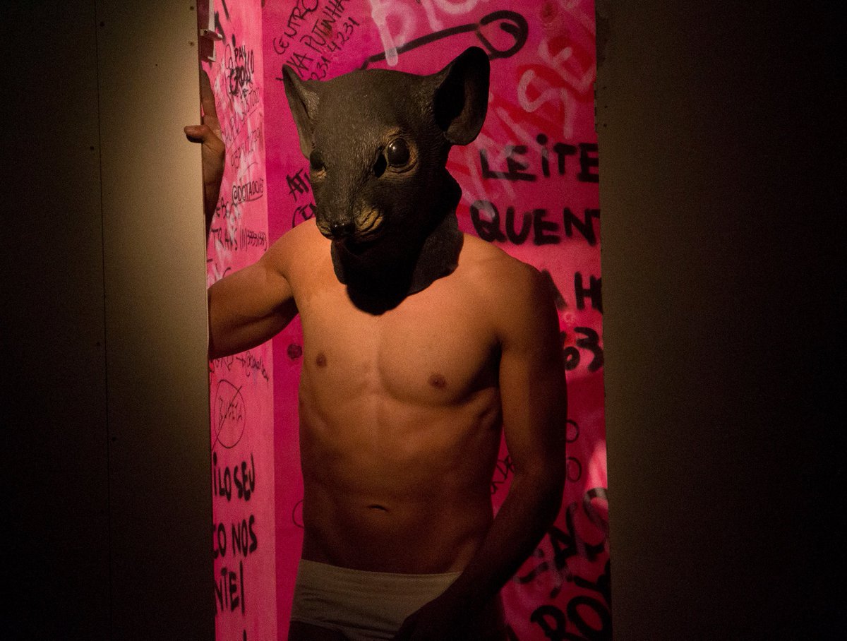 fmixbrasil's tweet image. 🎭 Save the date: ‘Bug Chaser – Coração Purpurinado’ abre a mostra de espetáculos da semana na #ParadaSP. A peça aborda temas como #barebacking e #bugchasing. Mais infos: bit.ly/bugchaser