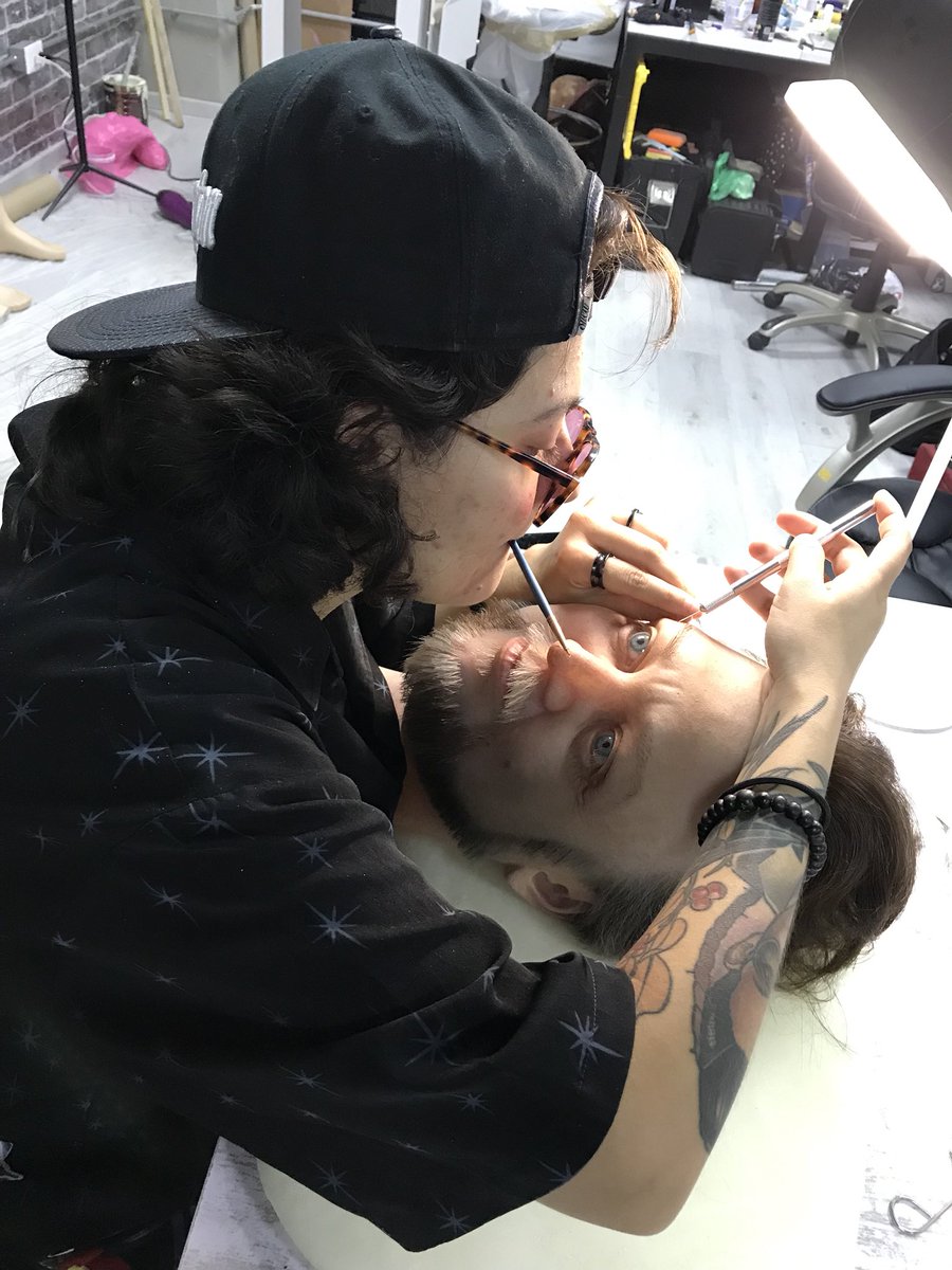 #EnCasaConMisMonstruos <a href="/RealGDT/">Guillermo del Toro</a> #hairpunching