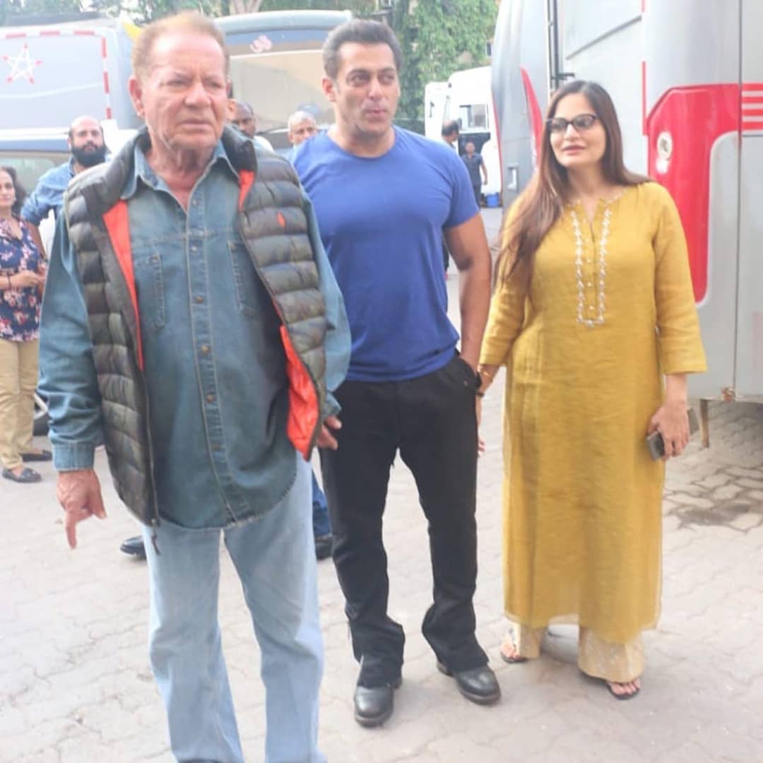 🤗😇#BharatOn5thJune #BharatThisEid #Eid2019 #IAmBharat #BharatWithFamily  #FamilyGoals  🤗😇 

 #SalimKhan Spotted With #Son #SalmanKhan &amp; Daughter #AlviraKhan For #Bharat Movie Promotions In #Mumbai