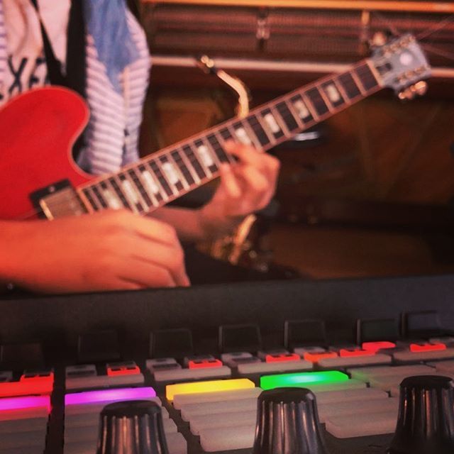 so__ta66's tweet photo. neo soulな感じなLooop〜🎸 #neosoul #guitar #guitarsolo #ギター #loopstation #pianosolo #piano #sax #apc40mkii #jazz #jazzhiphop #gibson
#playguitar #エレキギター #ableton #abletonlive #abletonloop https://t.co/MV8QgltA39 https://t.co/EN4xt8pjiL