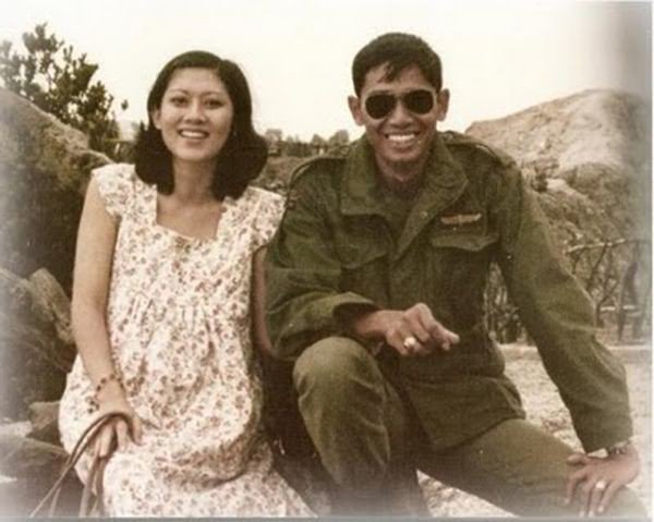 Ani kembali melemparkan senyuman khasnya saat sang photographer mengabadikan foto mereka.