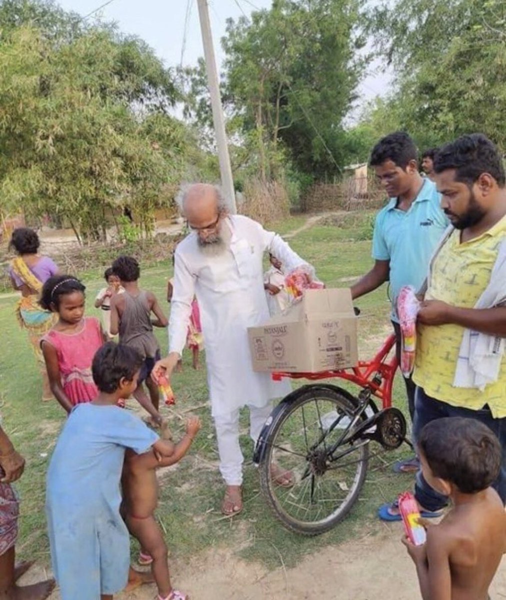 AnupamPKher's tweet photo. प्रताप चंद्र सारंगी: ईमानदारी और सादगी का प्रतीक। शपथ ग्रहण के समारोह में जिस उल्लास के साथ राष्ट्रपति भवन के प्रांगण में लोगों ने इनका स्वागत किया, उससे ये महसूस हुआ कि देश वास्तव में बदल रहा है। जय हो।😍🇮🇳 https://t.co/2JqhFkJMl9