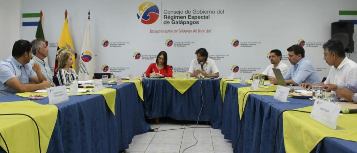 gadsantacruz's tweet photo. Alcalde de Santa Cruz, Ángel Yánez, participa en la Sesión de Consejo de Gobierno de Galápagos, en la isla San Cristobal. https://t.co/hhugqt67FI