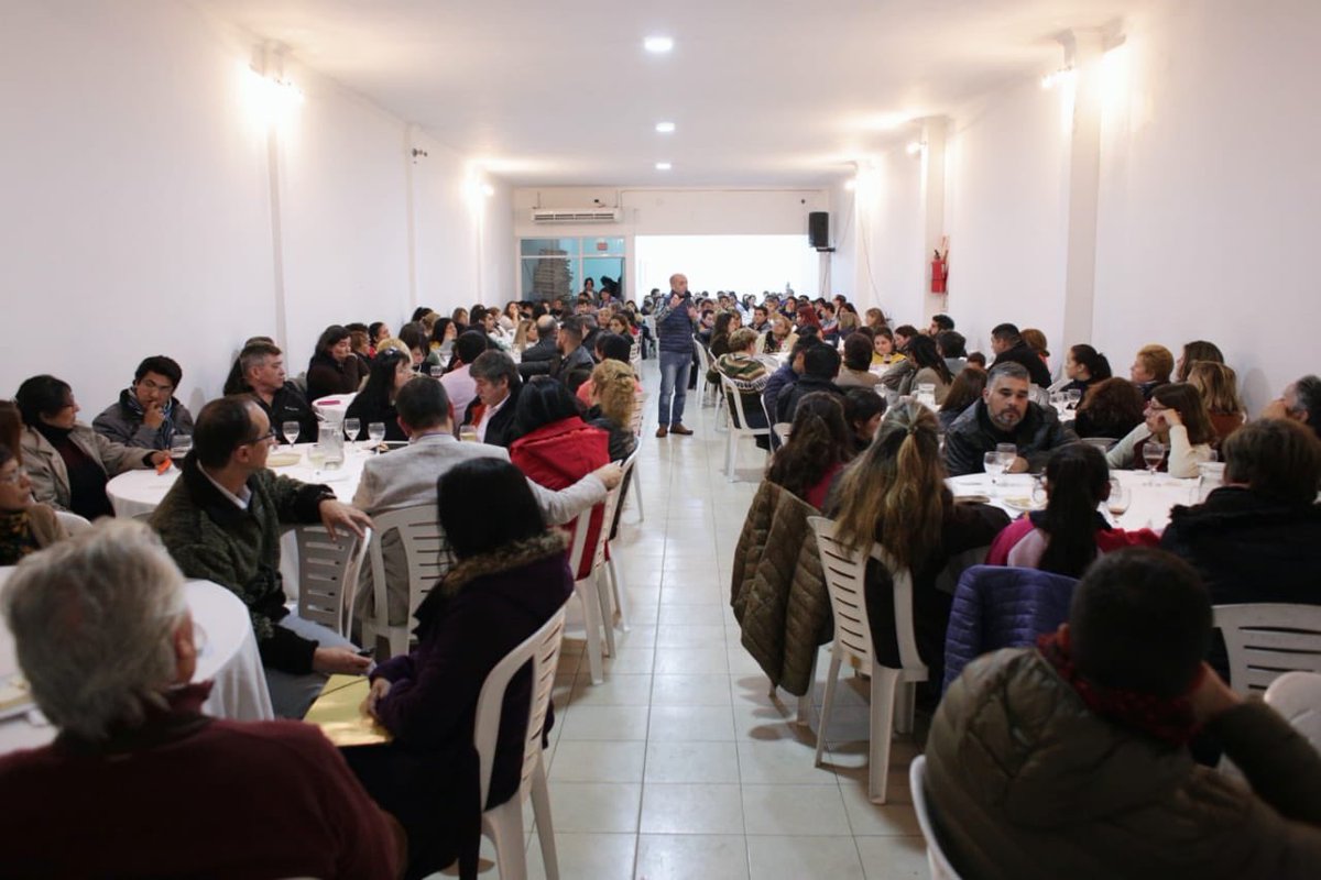 jplichtmajer's tweet photo. El masivo apoyo de la docencia de la provincia se hace notar. Pude compartir un encuentro con 200 docentes y vecinos de la capital, en donde hablamos de mis propuestas legislativas y me hicieron saber su apoyo. La bandera de la educación está cada vez más alta.
#JuntosPodemos🤝 https://t.co/Ab41inCFpy