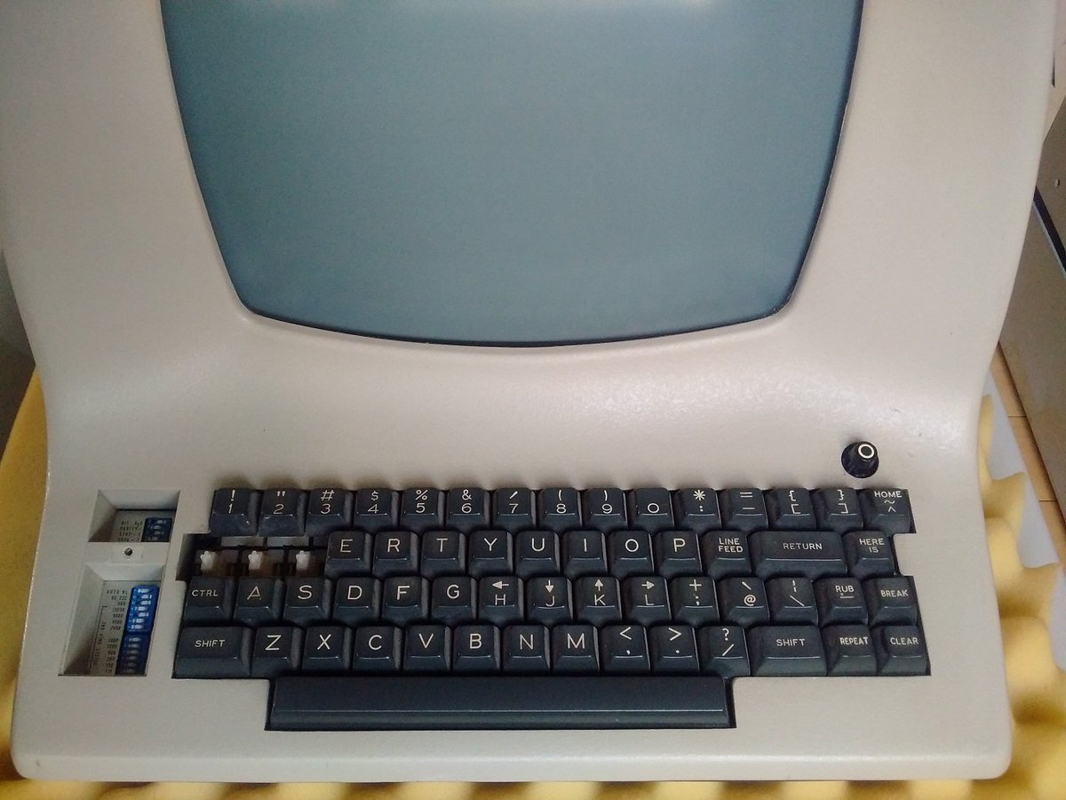 linuxtoy's tweet image. Unix/Linux 下为何用 ~ 表示用户 HOME 目录？70 年代广泛使用 Lear-Siegler ADM-3A 终端，在该终端的键盘上，HOME 和 ~ 共享同一个按键。同时，你也可以注意到，H J K L 上面是方向键，这便是 vi/Vim 采用这些按键的原因。
via: vintagecomputer.ca/lear-siegler-a…