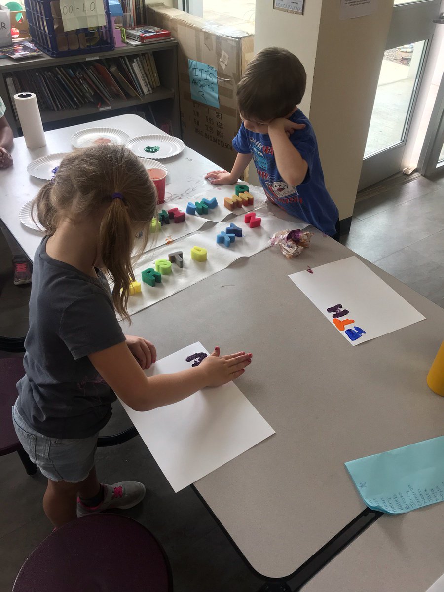 TAandFSummerEd's tweet image. The Littles doing name paint art 🎨#HowFun #IWantToDoThis ❤️#WhatACleverWayToHelpThemLearnToSpellTheirNames #GettingToKnowYou #SummerEducarePaints