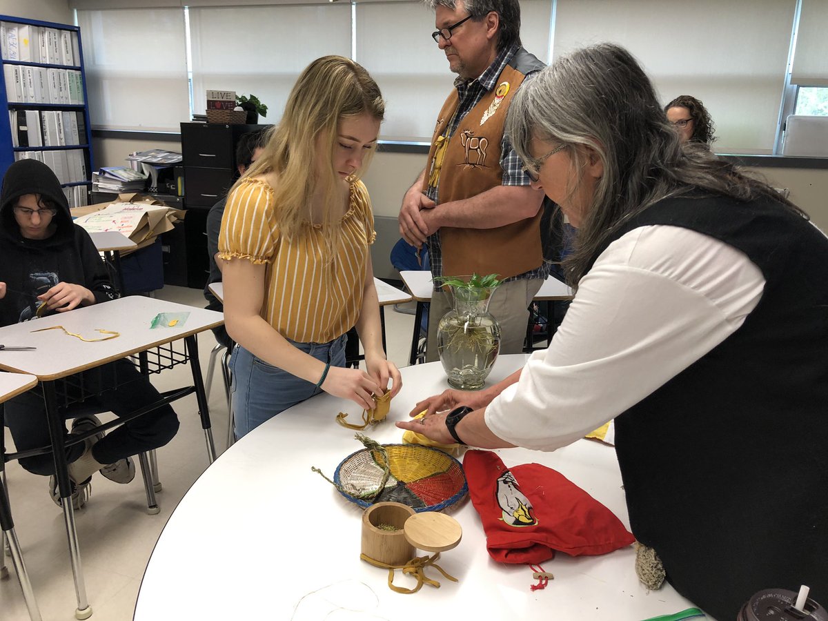 Une belle journée d’atelier avec Sharon de @UofSudbury  roue et poches médicinales / smudging / feu et cuisson de banique avec des élèves .  Chi Miigwech 🔥