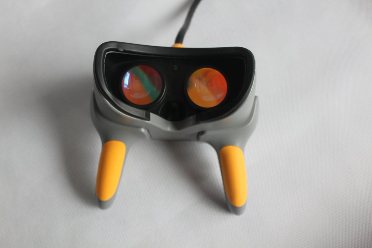 LongVen's tweet image. special designed hand-held VR headset can reduce the pressure of the headset itself to the kids' eyes #amusement #fun #vr #gamemachine