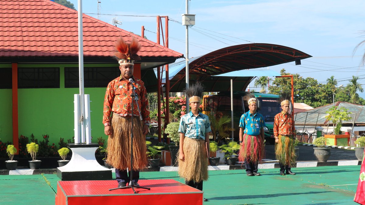 bp3_jayapura's tweet photo. Bertindak sbg Inspektur Upacara yakni, Kepala Seksi Saran dan Prasarana Diklat Bapak Akilla Makanuay, S.IP. dalam sambutannya beliau mengatakan bahwa “merayakan hari Pancasila kita bangun kebersamaan &amp; harapan untuk menyongsong kehidupan berbagsa dan bernegara yg lebih baik”. https://t.co/BTuzHleHgu