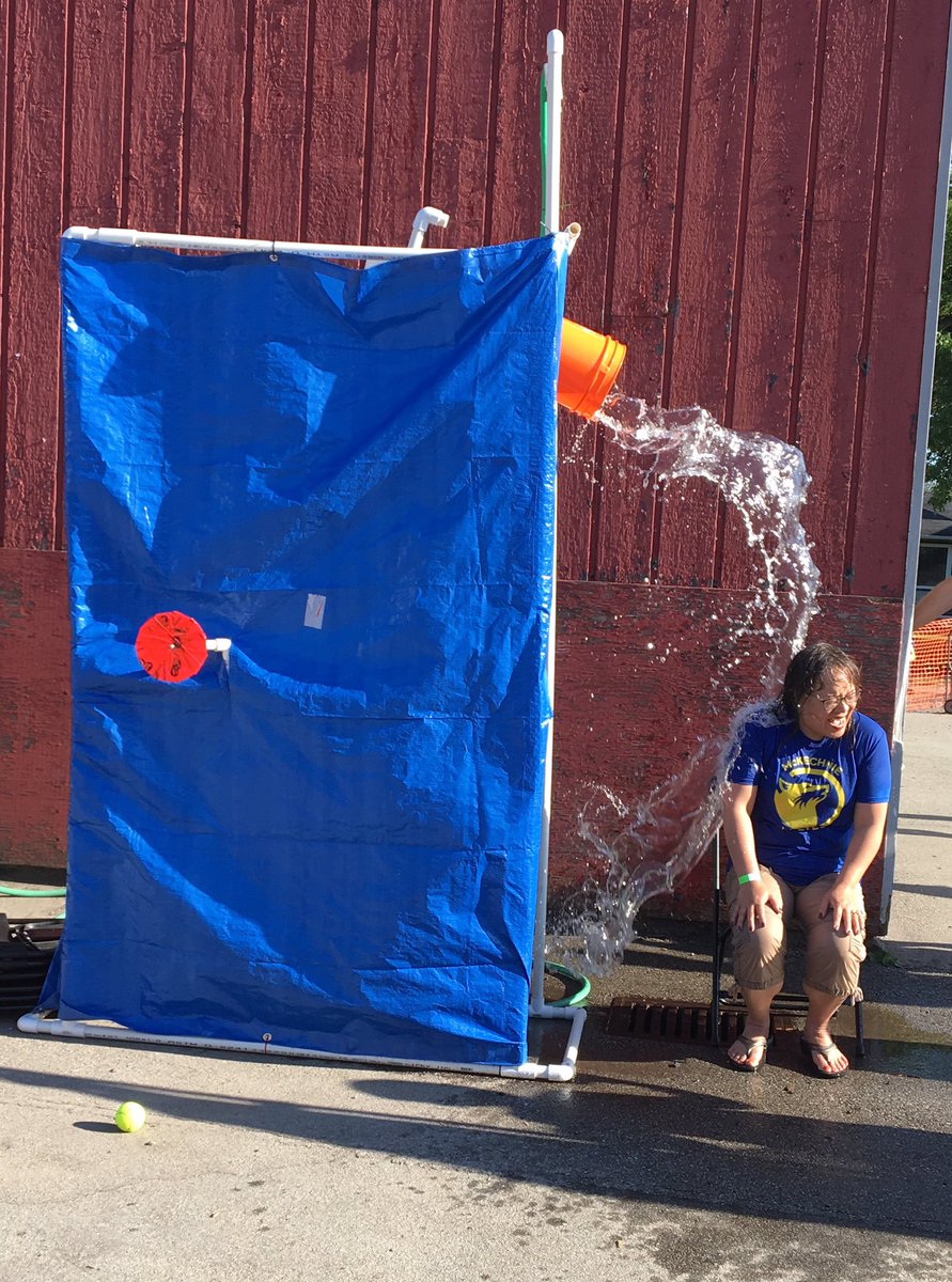 AnkieCarswell's tweet photo. #principalduties @mckechnie @VSB39 #fridaynightfever Spring Carnival #imagoodsport https://t.co/yauVm95vlE