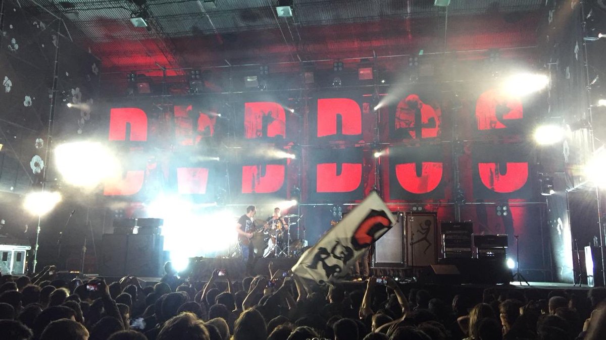 Ya suena  <a href="/DivididosOK/">Divididos</a> en el Club Regatas. La aplanadora del rock festeja sus 30 años de trayectoria en #Corrientes 🤘🏿🎶 🎸