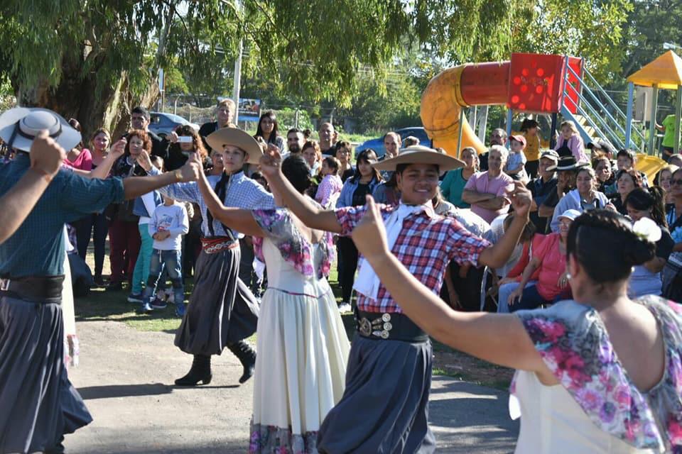 Por segundo año consecutivo la concejal <a href="/InesRicci/">𝕀𝕟𝕖𝕤 ℝ𝕚𝕔𝕔𝕚</a> y su par, <a href="/FlavioCharo/">Flavio Álvarez</a>, invitan a todos los vecinos de #Pilar a la gran fiesta de la Zamba. La cita será este Sábado a partir de las 11 hs. en la plaza Teófilo Tolosa.