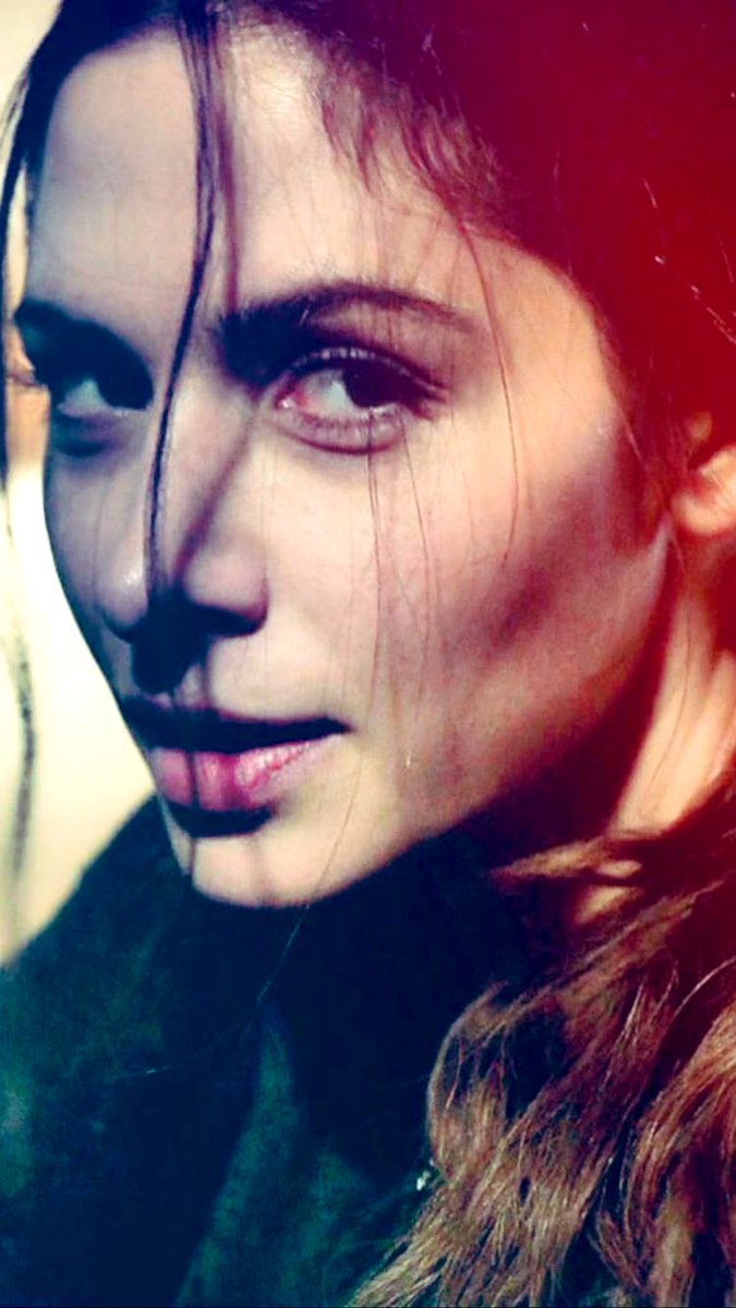killermery's tweet photo. #ShootWeek19 Shaw actually loves to paint 🎨 and lately has two favorite subjects, Bear and portraits of Root from angles that are looking away from Shaw, because that is when Shaw is looking at her, when Root doesn’t notice and she memorized her features. They all hidden away. https://t.co/ZcSaxr3ZZx