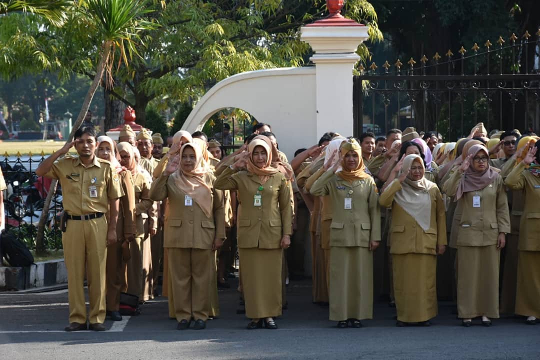 humasGrobogan's tweet photo. Bupati Grobogan selaku Inspektur Upacara pada Upacara hari kesaktian Pancasila
Halaman Setda Kabupaten Grobogan 1 Juni 2019.
#groboganindah #groboganbersemi #wisatagrobogan #groboganmaju #groboganjaya #purwodadigrobogan #purwodadijateng #visitgrobogan #visitpurwodadi #grobogang https://t.co/5TP0RBawDG