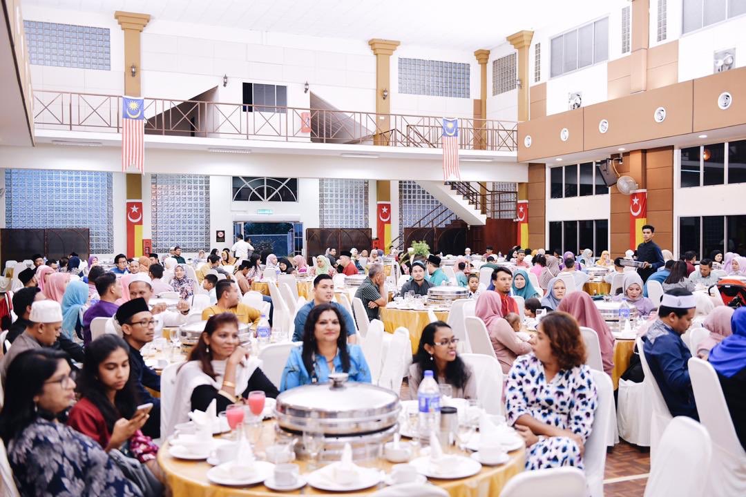 Amirudin Shari A Twitter Meluangkan Masa Berbuka Puasa Bersama Staff Pejabat Menteri Besar Pusat Khidmat Dun Sungai Tua Dan Pejabat Mbi Semalam Turut Mengambil Peluang Menyerahkan Duit Raya Kepada Anak Anak Mereka Menghargai
