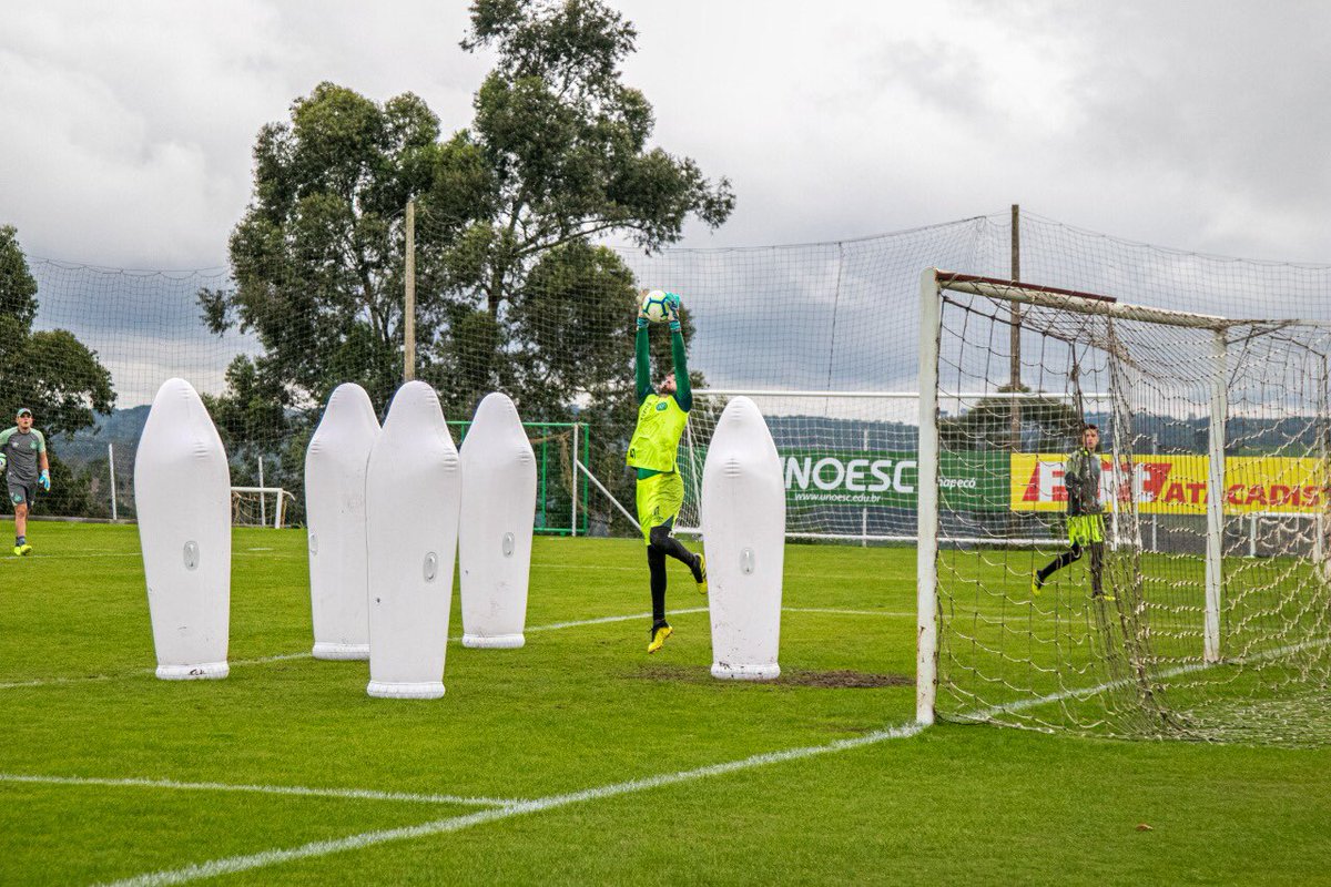 Mais um dia de muito trabalho! Vamos em frente. 🧤🥅⚽️🇳🇬🏹
.
.
. 
#luvaspoker #treino #preparação #vamoschape #sempreemfrente
.
.
.
📸 <a href="/dinhozanotto/">Ricardo “Dinho” Zanotto</a>