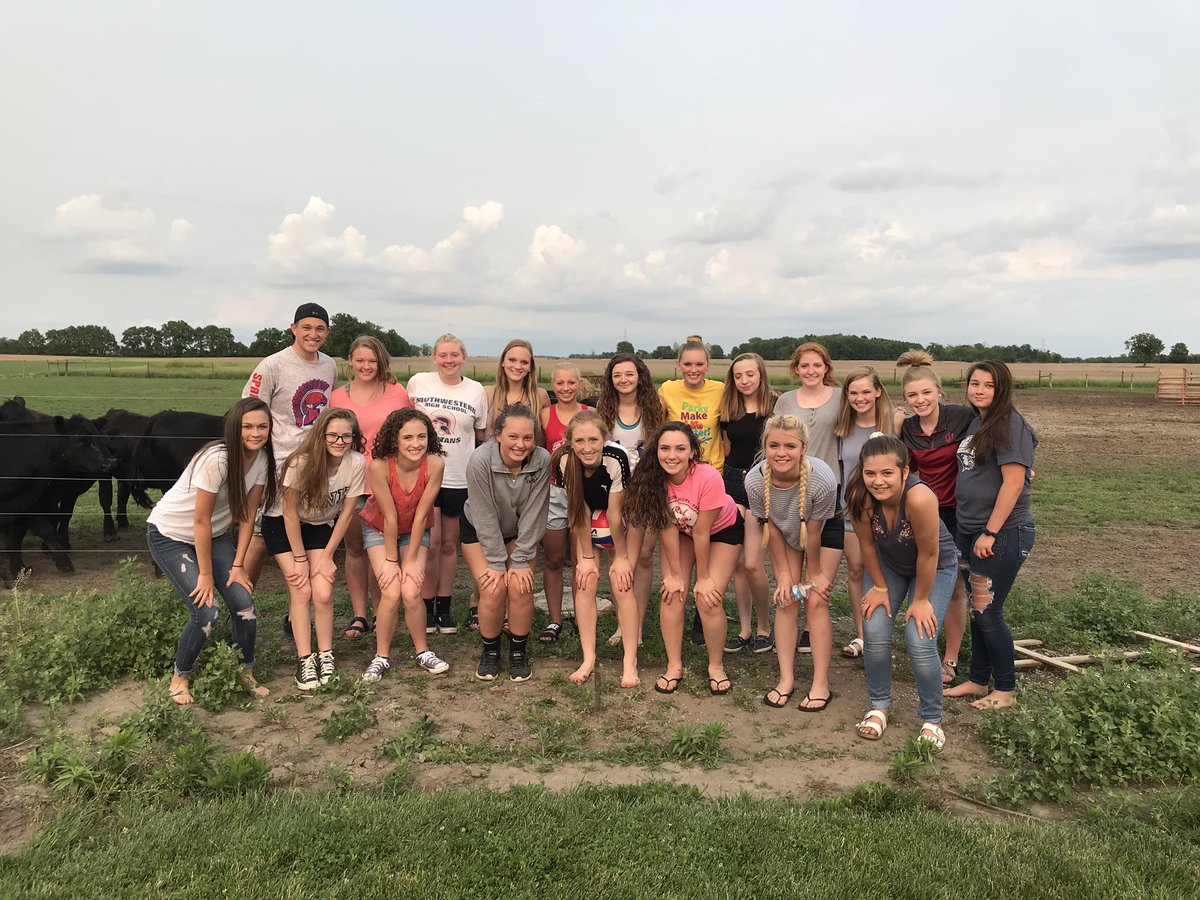 SWHS_volleyball's tweet image. What else would you expect from a Southwestern Volleyball team cookout? Playing with cows and playing some volleyball. Blessed is an understatement! #FarmTeam #SWVB 💙❤️🏐🌾🐄