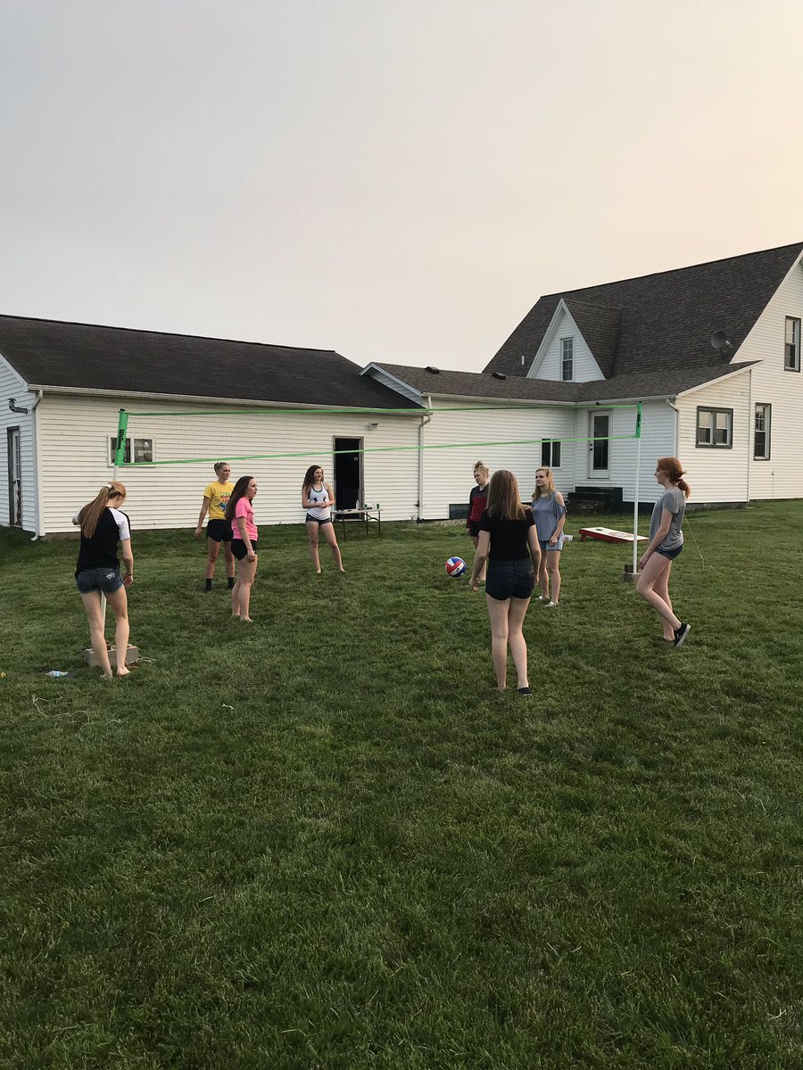 SWHS_volleyball's tweet image. What else would you expect from a Southwestern Volleyball team cookout? Playing with cows and playing some volleyball. Blessed is an understatement! #FarmTeam #SWVB 💙❤️🏐🌾🐄