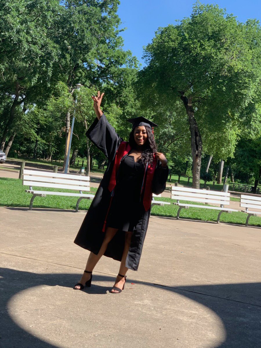 hgsevi's tweet photo. mama I made it 👩🏽‍🎓❤️ #2K19grad https://t.co/mpFsLJeVhw