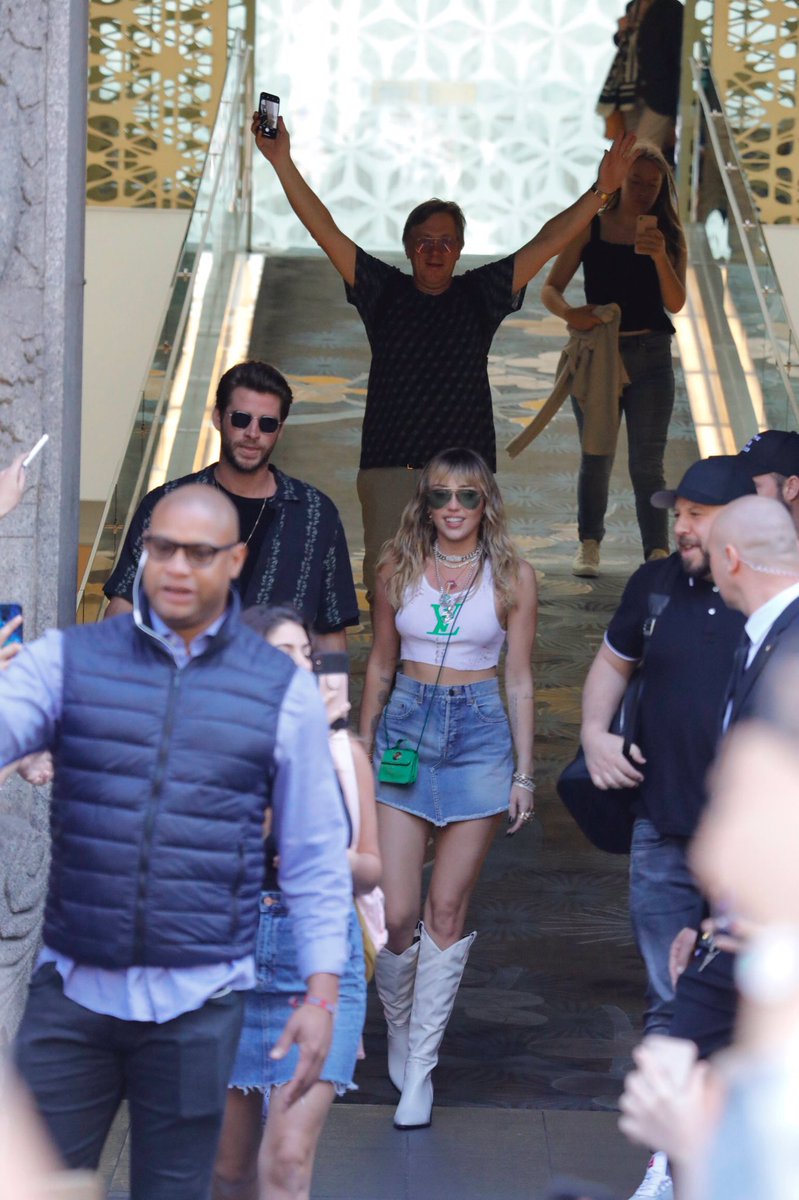 MissAPink25's tweet photo. Miley &amp; Liam greeting fans outside the Mandarin Oriental Hotel in Barcelona (1).
May 31st, 2019. https://t.co/JQfUhaWTVv