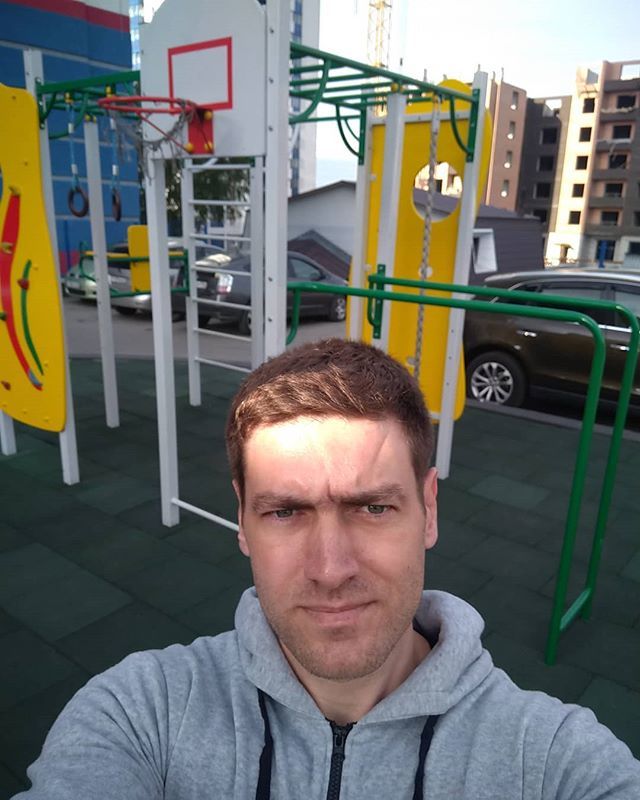 В лучах восходящего солнца... Ладно, ладно - давно взошедшего :)) Мало мне было 6 тренировок в неделю(разных), теперь ещё каждое утро на площадке :) может наконец то толк будет :)) #бодрит #веселит #нравится