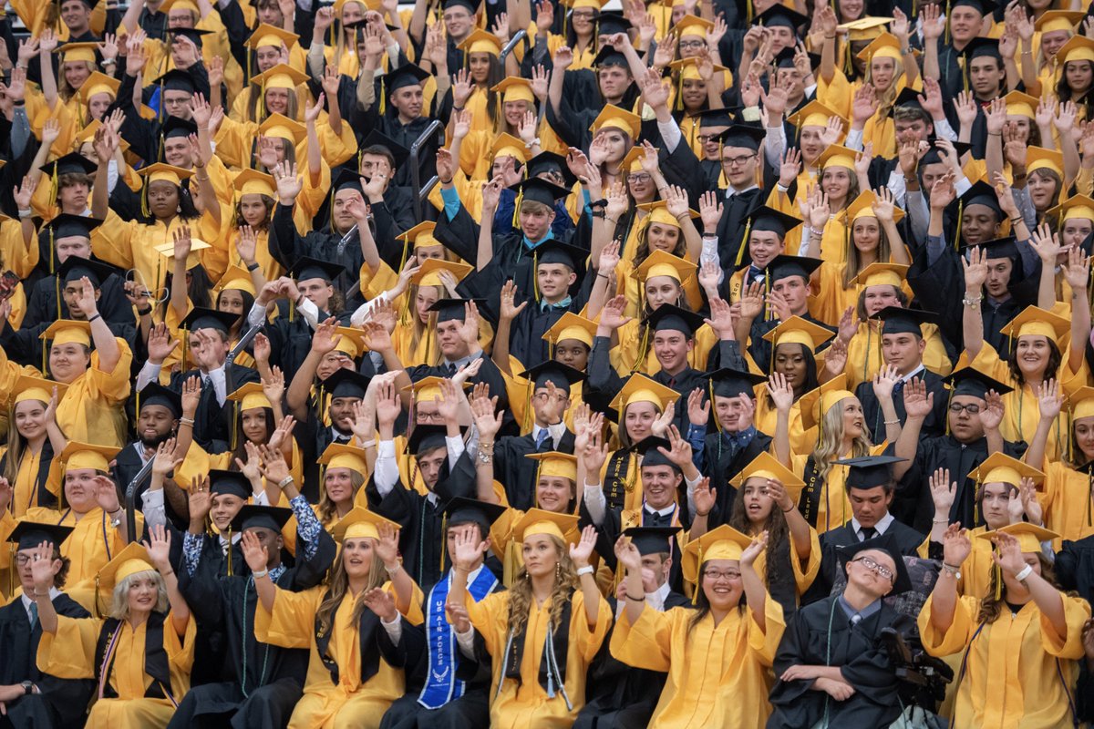 K_Dentry's tweet photo. Red Lion Area School District class of 2019 graduated this evening!!! @YorkDispatch @rlashs https://t.co/QmF41pN8ps