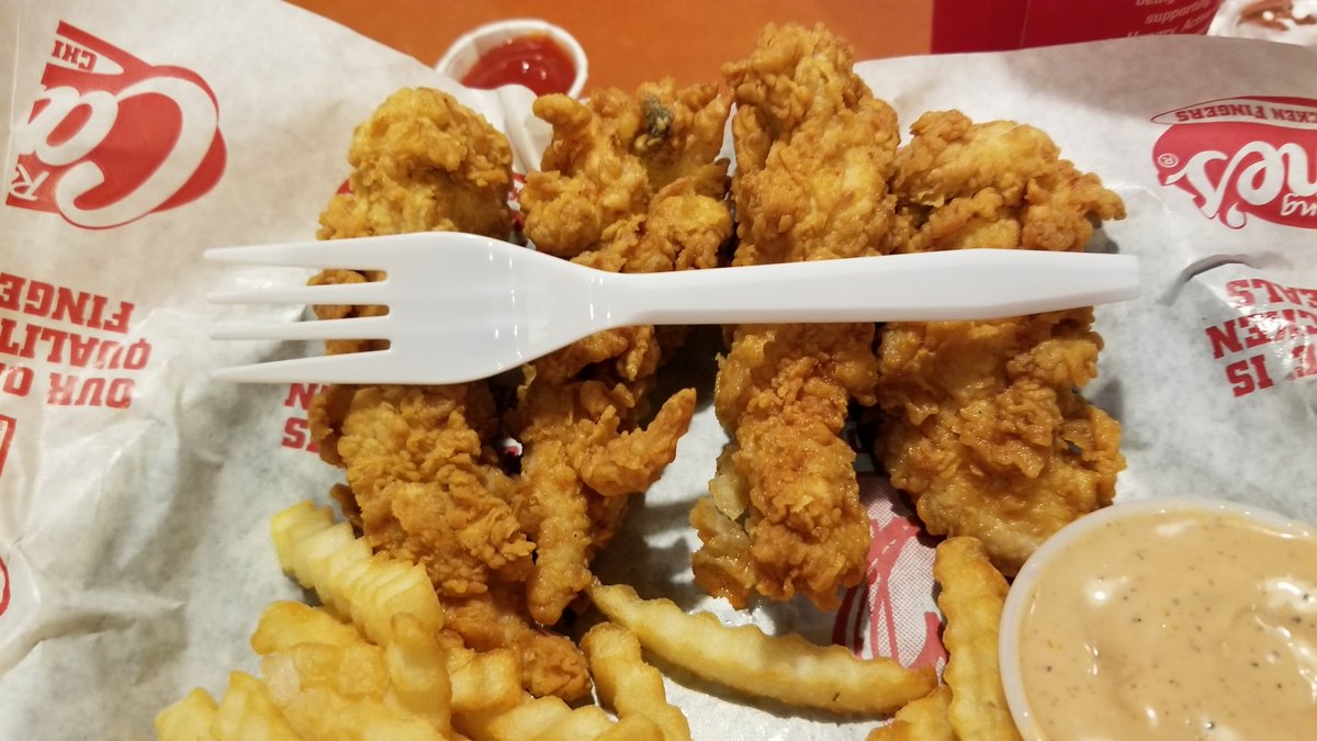 Liquidretro's tweet photo. I swear the size of @Raising_Canes chicken shrinks every time I visit @RaisingCanesSHV #LNK #shrinkgate https://t.co/K5X71gok1c