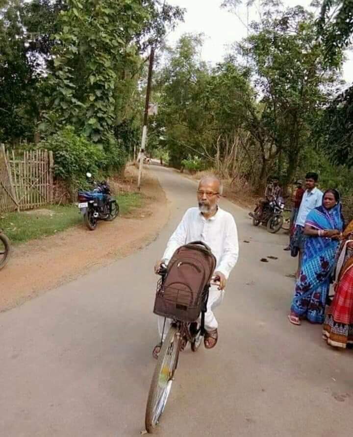 shaziailmi's tweet photo. He lives in a small two room mud house, owns a bicycle and nothing else. Salute to this social worker of Odissa who defeated a billionaire and is now a Minister in the Council of Ministers. He is Mr Pratap Sarangi,MP from Balasore! 🙏🏼 Modi sure picks his Ministers well! ✊ 🇮🇳 https://t.co/M9SH8ykDbf