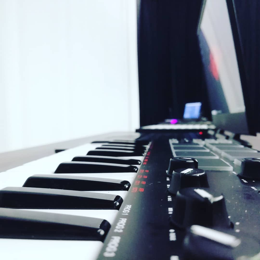 PromoteOurBand's tweet photo. Some shots from Johnny Jay's MixrUPt live stream workshop jam with @azizibrahim56 @tasiaskymusic @BtheLick More great stuff coming up over the next 8 days for the Preston Jazz and Improvisation Festival. #johnnyjay #mixrupt #livestream #azizibrahim #tasiasky #Preston #jazz https://t.co/Pn8NC8bIPa