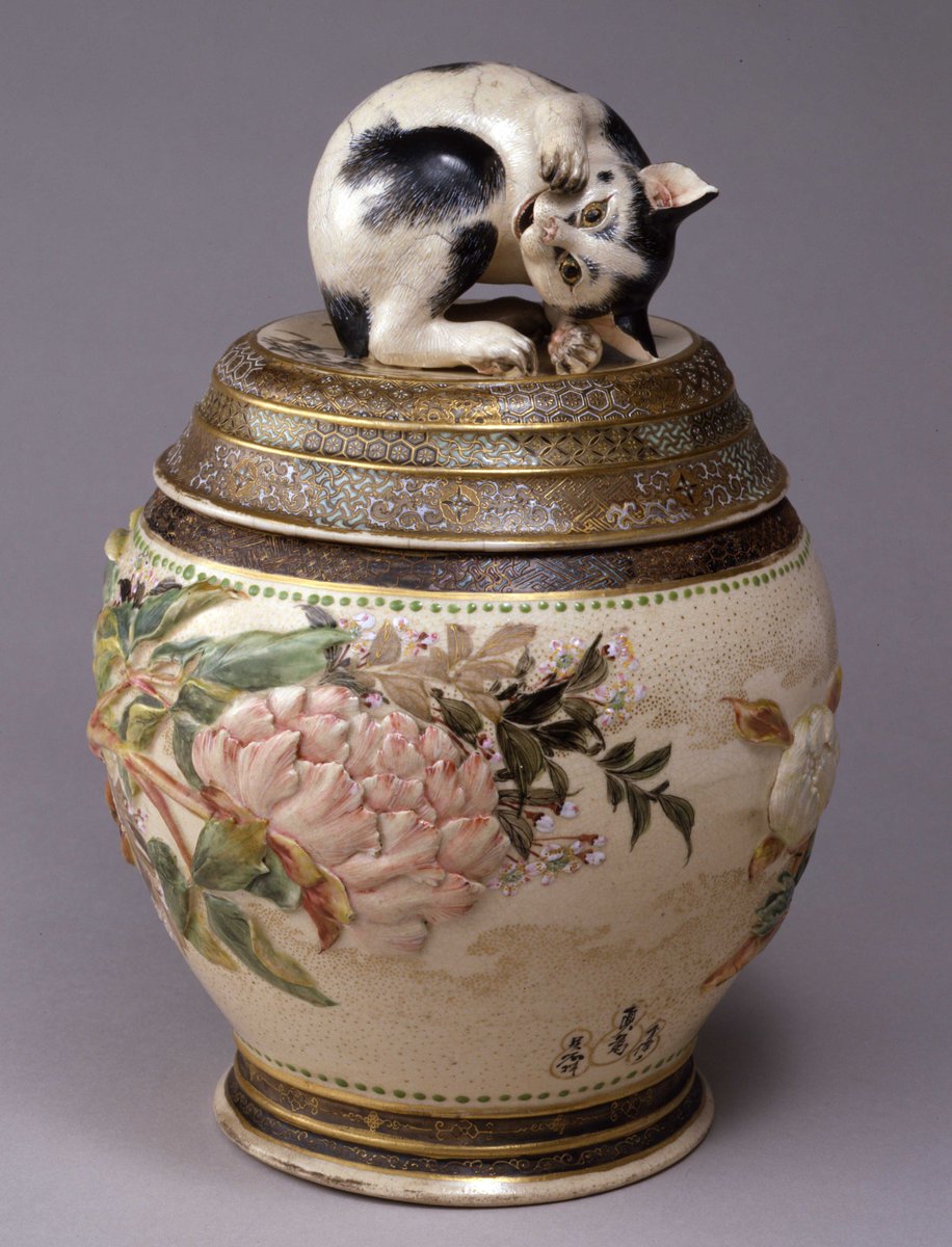 mf611⑤『ユキヒョウ 眠り猫』陶器　/骨董品 古美術 アンティーク 古玩 常設展から眞葛󠄀焼「高浮彫牡丹に眠猫覚醒蓋付水指」を紹介するぞ