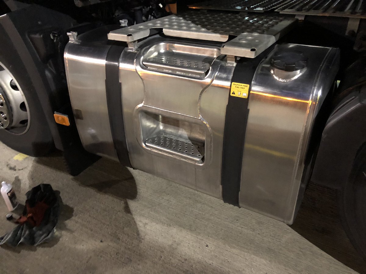 Andybaugh88's tweet image. In between trailers and servicing I found a few mins to have another go at the tank 😍 few more hours should be able to shave in it #nopowertools @TranserviceTPN @Depot081 @RenaultTrucksUK @allportsgroup @OurTPN @EddieStobartCom @lurchio88